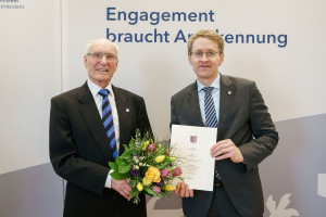 Heinz Lange erhält die Ehrennadel des Landes durch MP Daniel Günther. (Foto: Frank Peter)